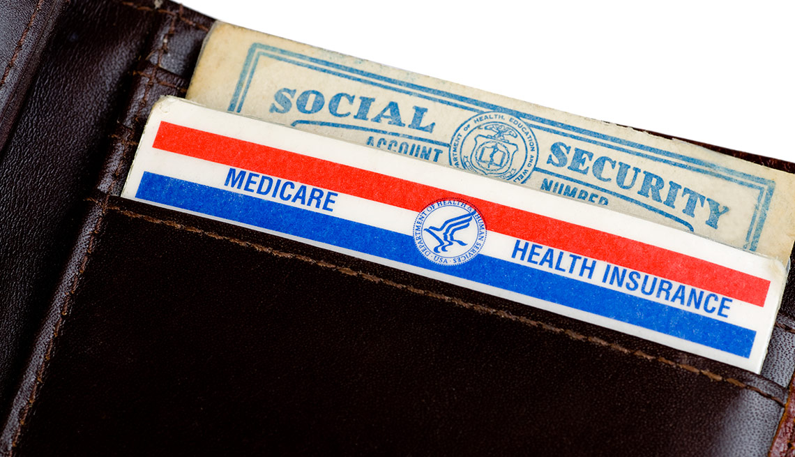 Una billetera con las tarjetas del Seguro Social y el Medicare