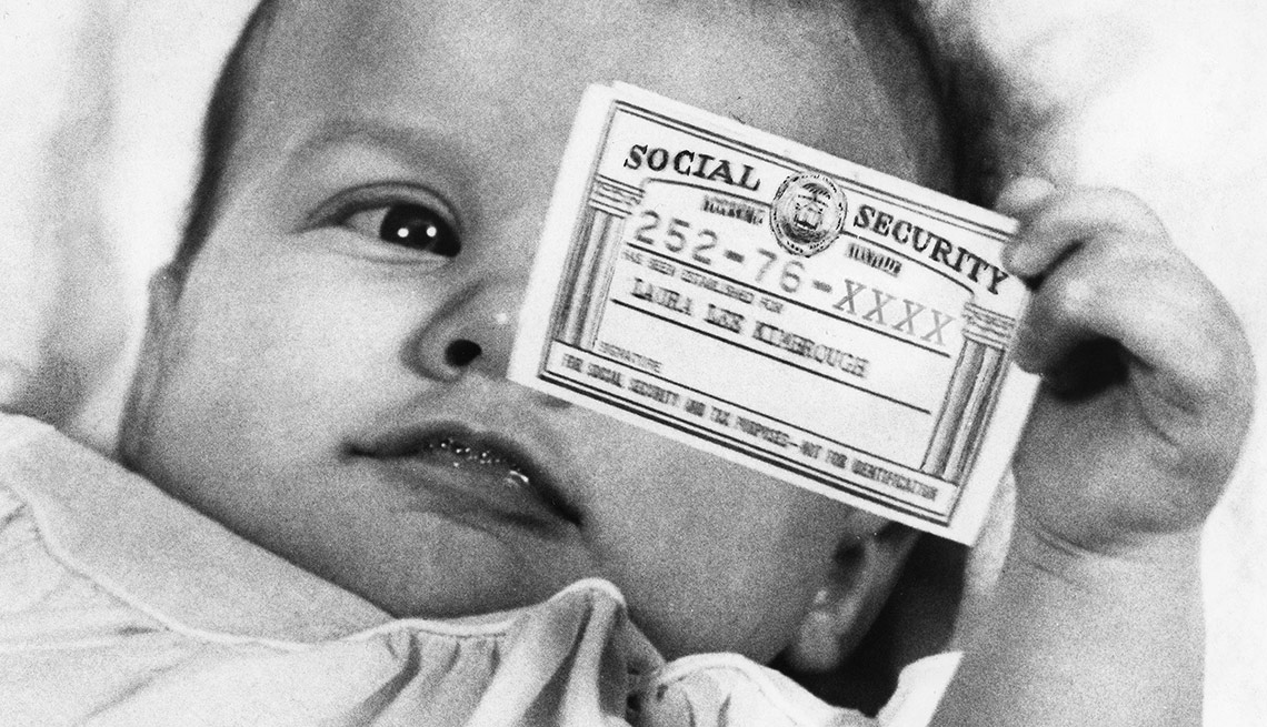 Bebé con tarjeta del Seguro Social 