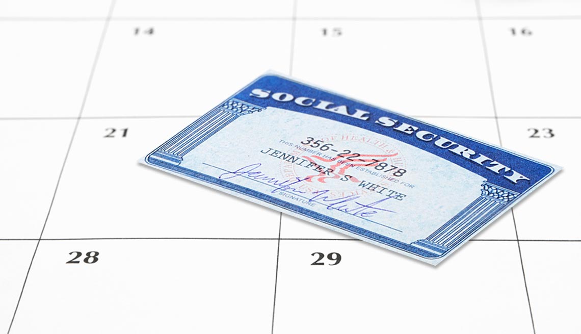 Tarjeta del Seguro Social encima de un calendario - Cuándo solicitar los beneficios del retiro