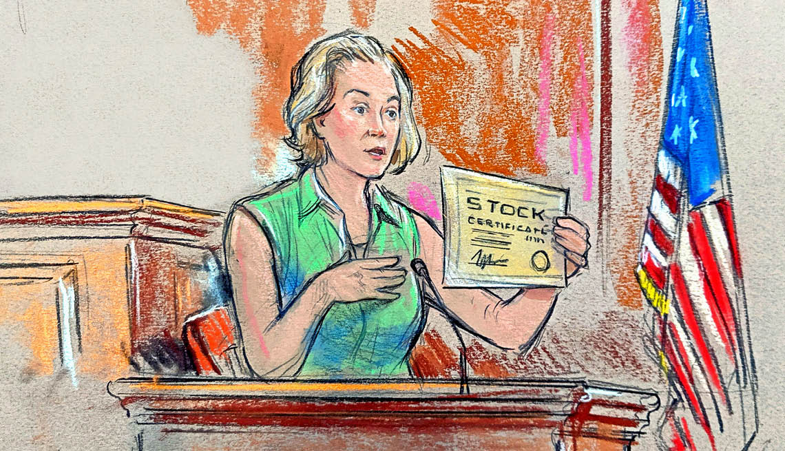Ilustración de una mujer durante un juicio sosteniendo una hoja de papel amarillo