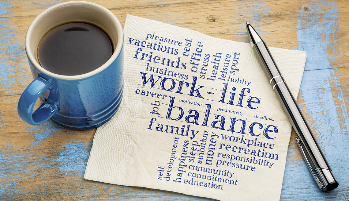 Tasa de café al lado de un lapicero y una servilleta que dice equilibrio entre el trabajo y la vida, la familia, entre otros