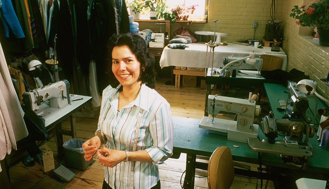 Mujer trabajando desde casa en la costura
