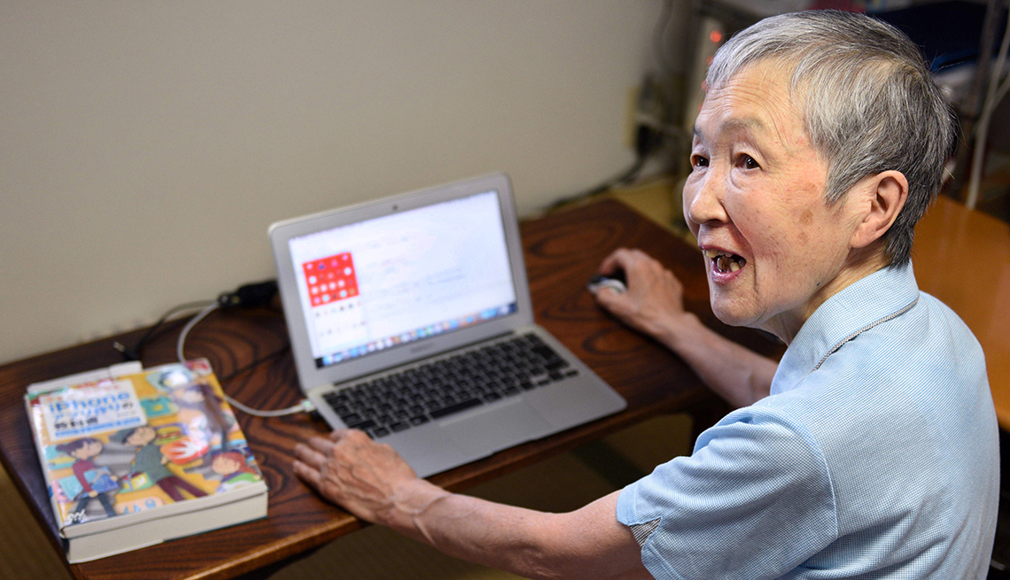 Masako Wakamiya, programadora de 82 años frente a su computadora 