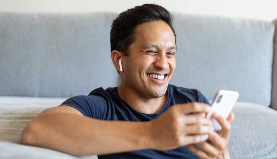 Man wearing wireless earbuds
