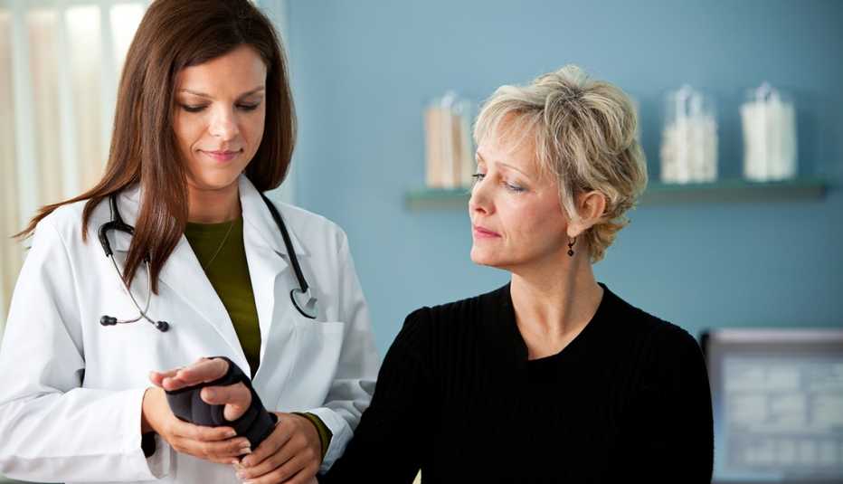 Exam Room: Testing the Patient for Pain in Hand Exam Room: Testing the Patient for Pain in Hand