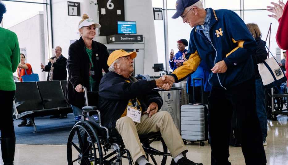 veterans of the vietnam and korean wars arriving at arlington virginia