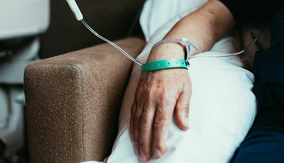 a man's hand is shown while he is sitting in a chair getting treatment