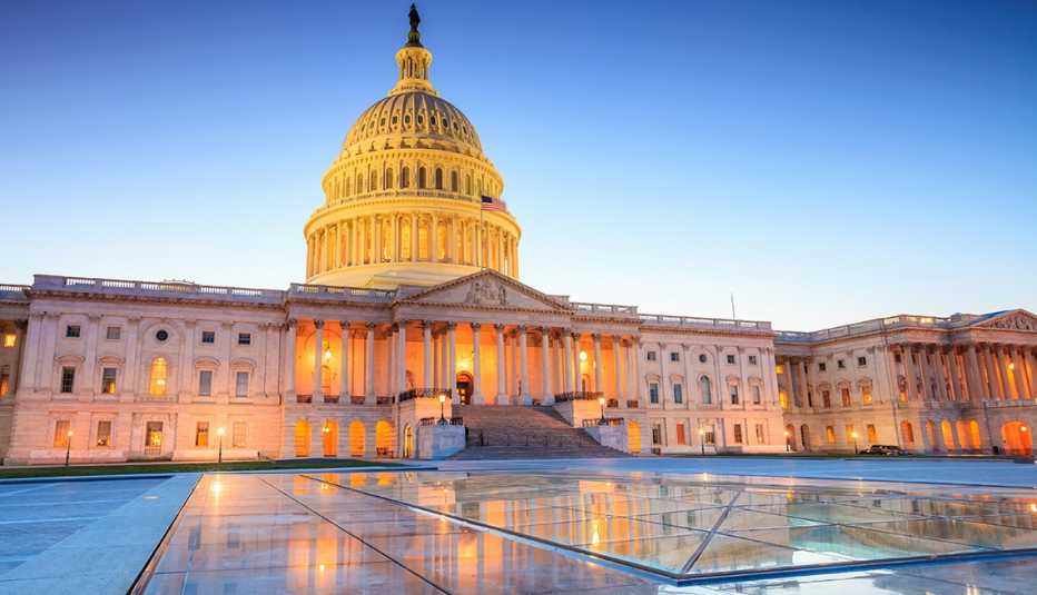 US capitol building at dusk 