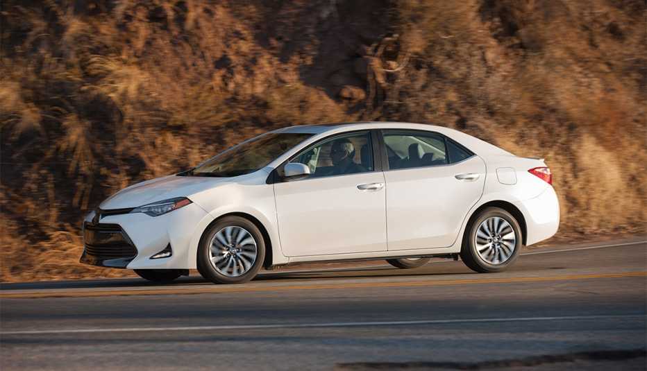 white Toyota Corolla white Toyota Corolla