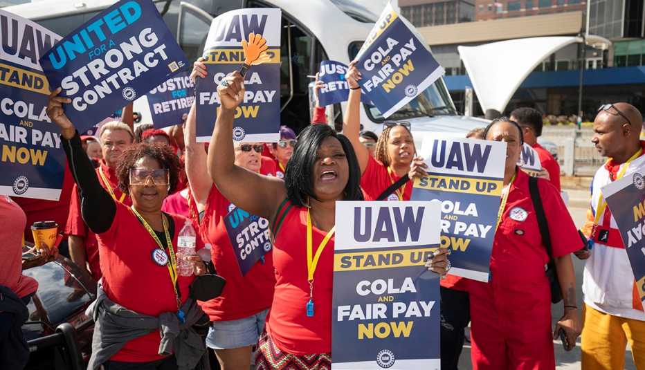 striking united auto workers members carrying signs in detroit