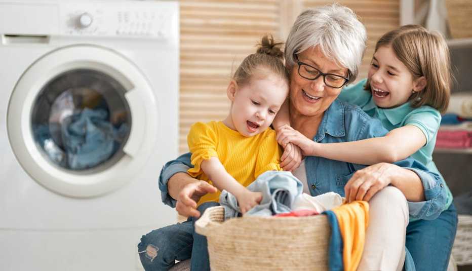 henkel_rewards_quiz_grandmother-grandkids-laundry henkel_rewards_quiz_grandmother-grandkids-laundry