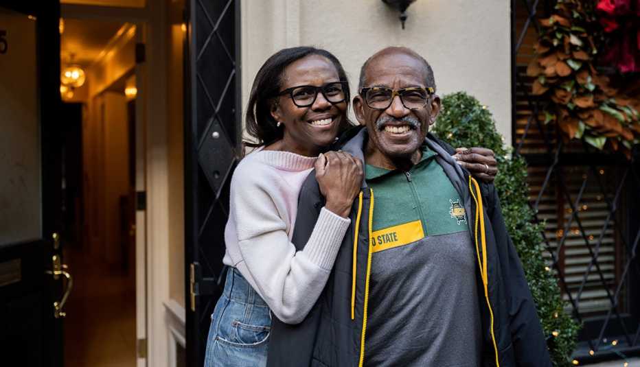 Deborah Roberts and Al Roker during a Christmas caroling surprise on Wednesday, December 14, 2022.