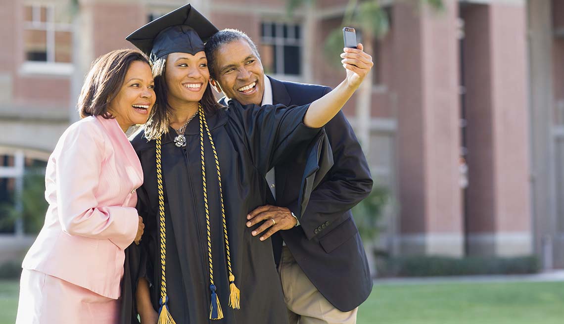 Family posing for a graduation photo