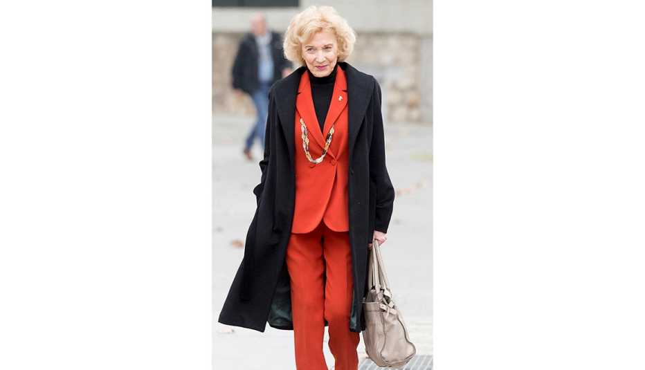 Marisa Paredes hand-carries her satchel.