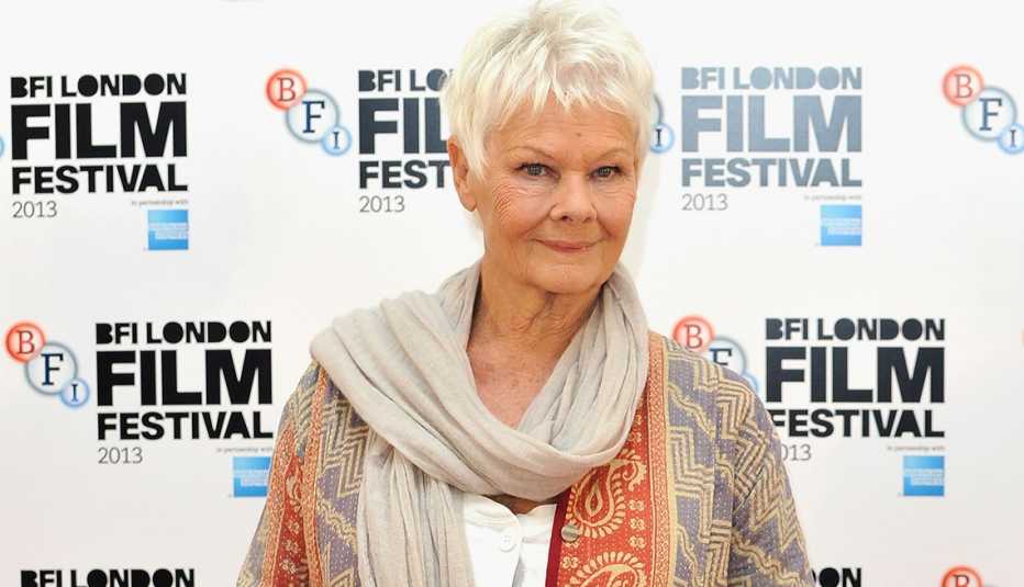 Judi Dench, one-shoulder toss Judi Dench, one-shoulder toss