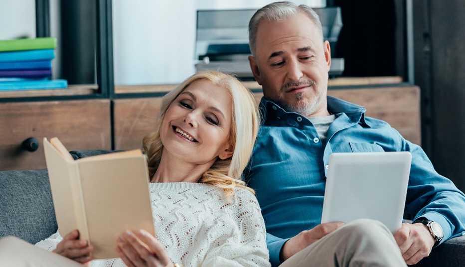 couple reading