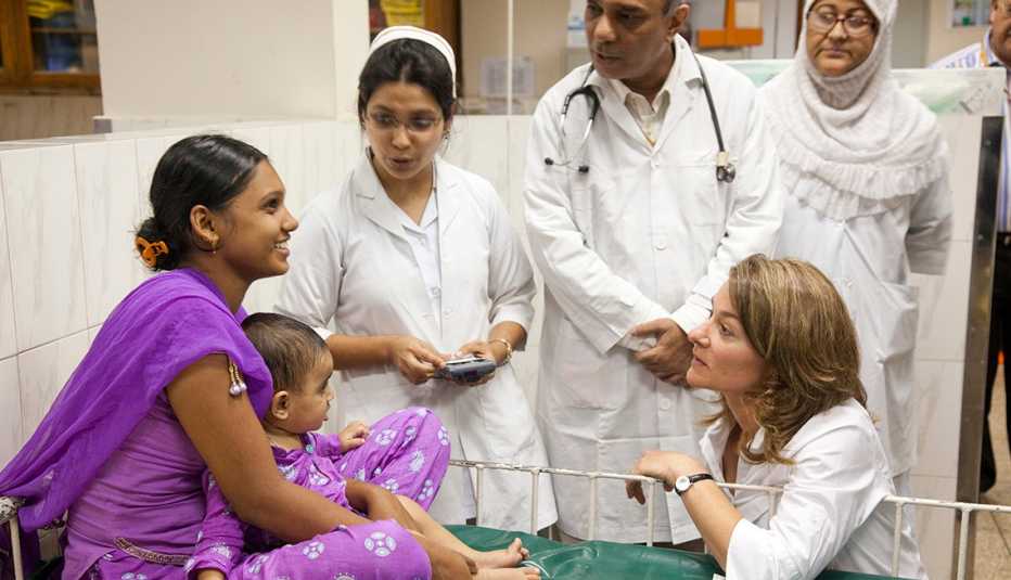 Bangladesh / Dhaka / 7 January 2012Melinda Gates talks to Sultana, mother of 8 month old Protul Hasan Sifat, in a ward at ICDDR,B's Dhaka Hospital. Standing are Dr. Azharul Islam Khan (white coat) of the Diarrheal Diseases Unit and nursing staff. Bangladesh / Dhaka / 7 January 2012Melinda Gates talks to Sultana, mother of 8 month old Protul Hasan Sifat, in a ward at ICDDR,B's Dhaka Hospital. Standing are Dr. Azharul Islam Khan (white coat) of the Diarrheal Diseases Unit and nursing staff.