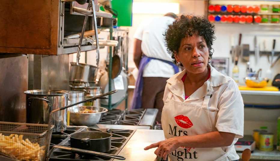 liza colón-zayas wearing apron in restaurant kitchen in a still from the bear