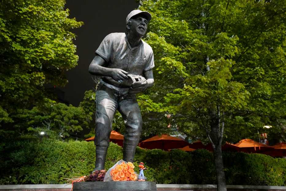 brooks robinson statue at oriole park at camden yards in baltimore