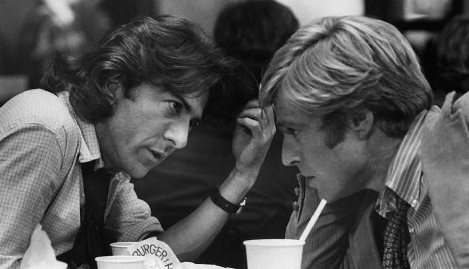 dustin hoffman and robert redford looking at each other in a scene from the film all the president's men