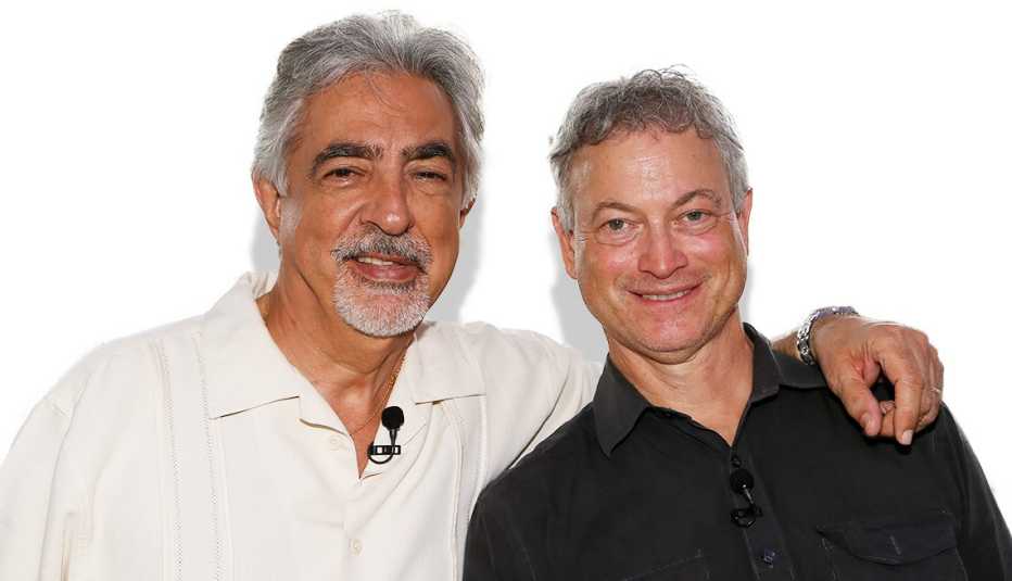 Actors Joe Mantegna and Gary Sinise pose for a photo