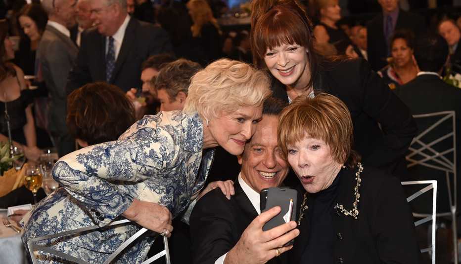 Glenn Close, Richard E. Grant, Frances Fisher, and Shirley MacLaine