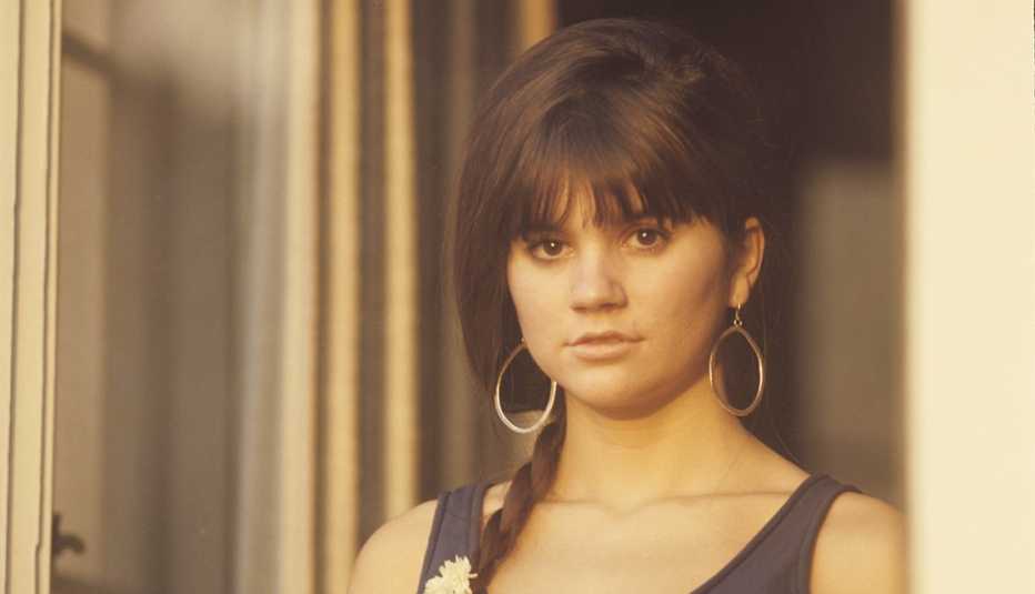 A color photo of a young Linda Ronstadt