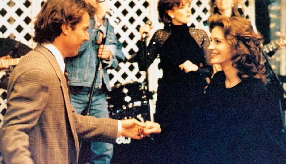 Dennis Quaid and Julia Roberts dancing in the film Something to Talk About Dennis Quaid and Julia Roberts dancing in the film Something to Talk About
