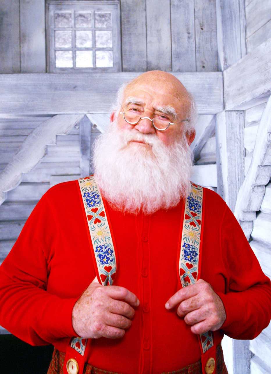 Ed Asner stars as Santa Claus in the film Elf