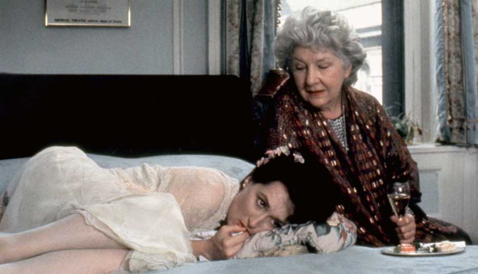 Meryl Streep as Rachel Samstat curled up on a bed beside a seated Maureen Stapleton playing Vera in movie still from Heartburn Meryl Streep as Rachel Samstat curled up on a bed beside a seated Maureen Stapleton playing Vera in movie still from Heartburn