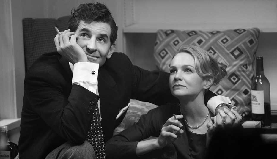 bradley cooper and arey mulligan in maestro