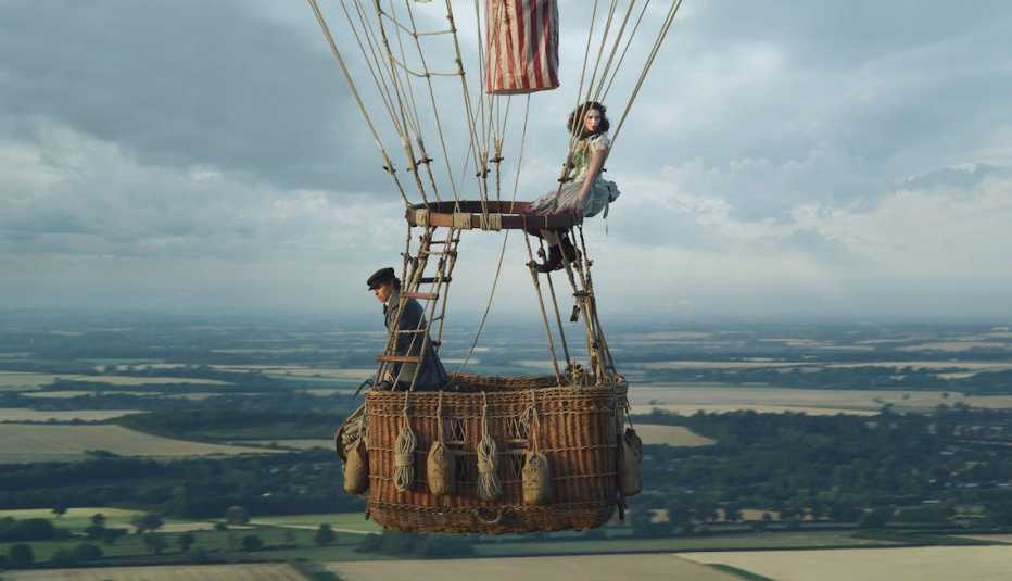 Eddie Redmayne and Felicity Jones in THE AERONAUTS. Eddie Redmayne and Felicity Jones in THE AERONAUTS.