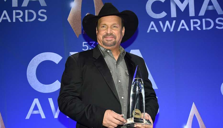 Garth Brooks holds the entertainer of the year award at the 53rd annual C M A Awards