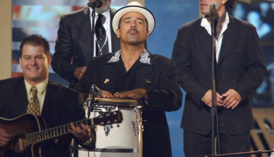 John Santos, centro, tocando "Ahora Sí" con Bebo Valdes y Cachao