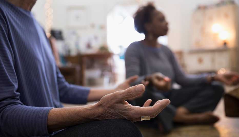 women meditating