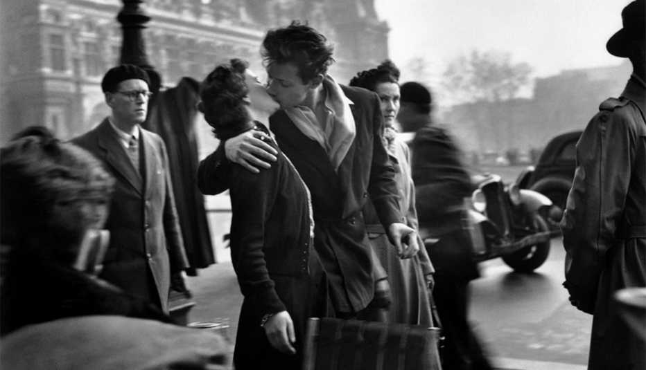 Kiss By The Hotel de Ville Kiss By The Hotel de Ville