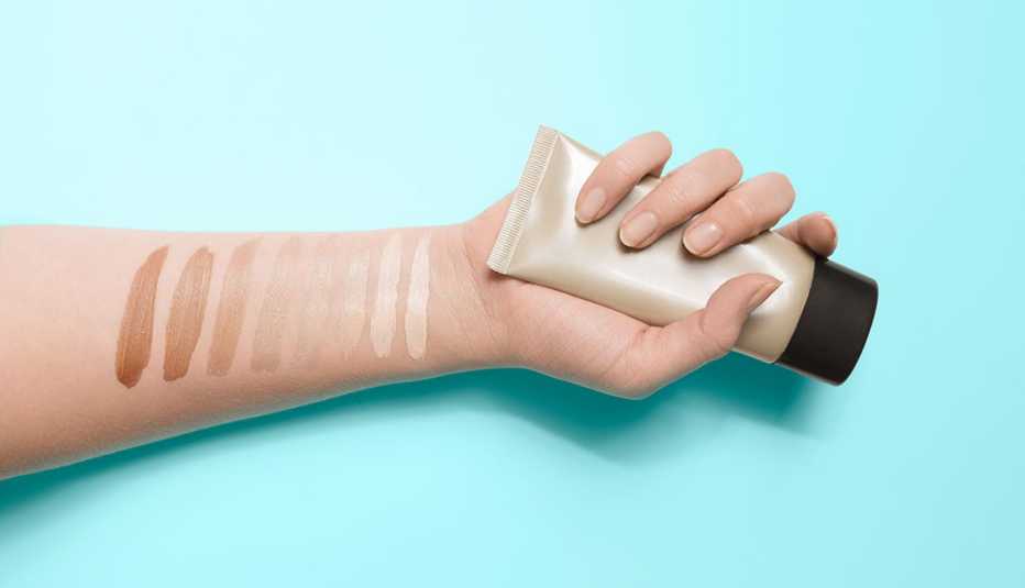 shades of foundation on a woman's arm shades of foundation on a woman's arm