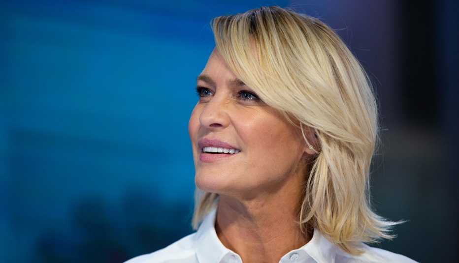 Robin Wright’s hair styled with a part and choppy ends Robin Wright’s hair styled with a part and choppy ends
