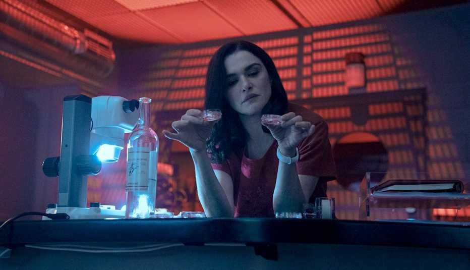 rachel weisz in lab holding petri dish in each hand in still from dead ringers
