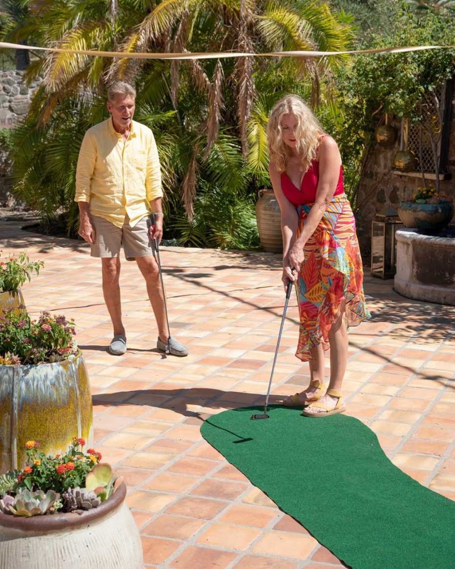jeanie howard plays miniature gold with gerry turner on the golden bachelor