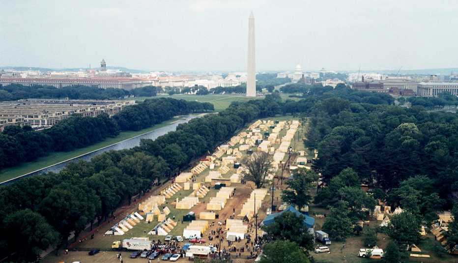 aerial view of encampment with view of the washington monument