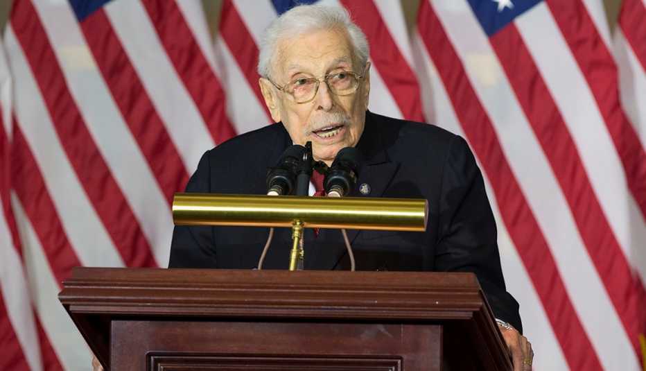 Lester Wolff gets the Congressional Gold Medal
