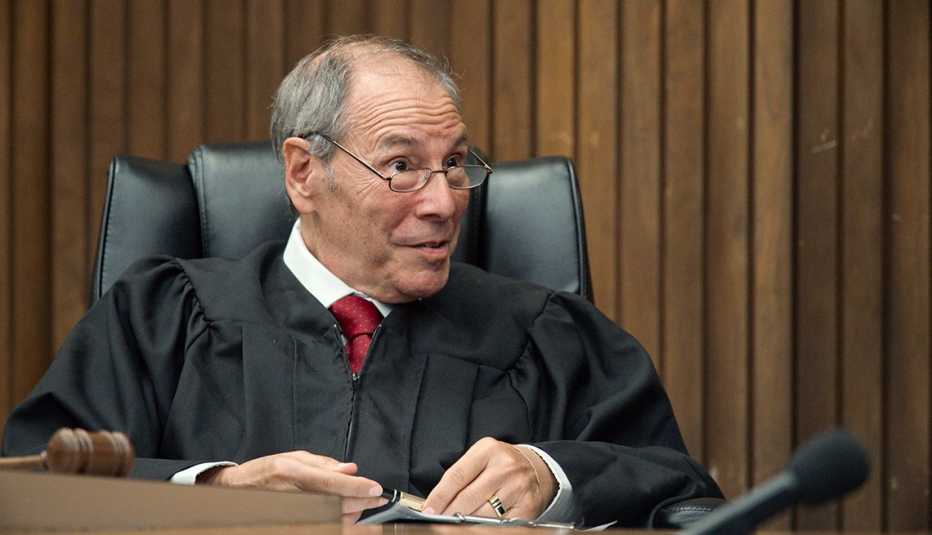 attorney alan barinholtz is a tv judge on the streaming show jury duty