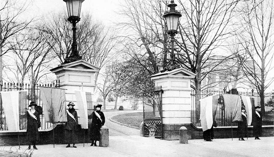 Women protesting outside the white house