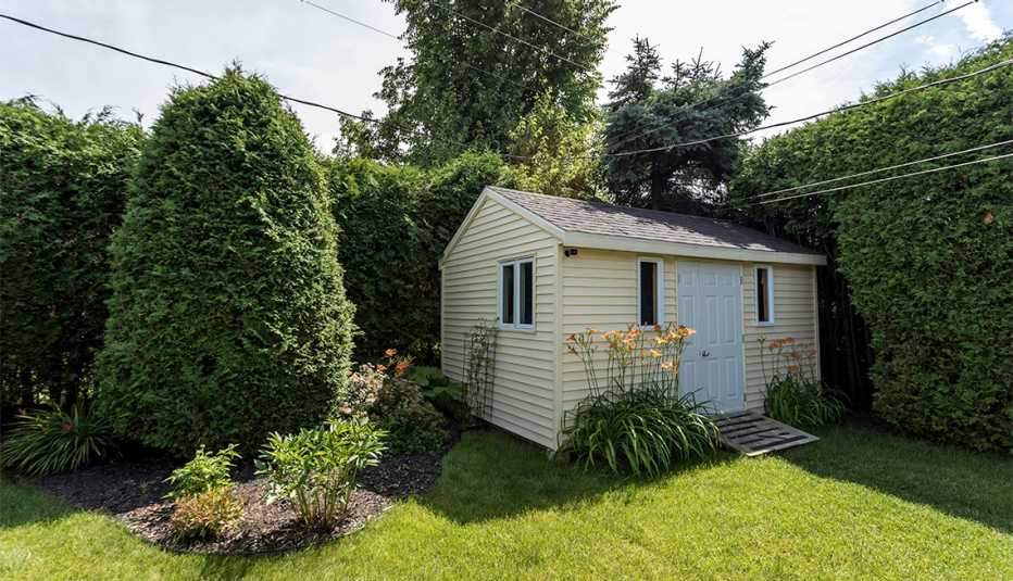 Beautiful Bungalow Backyard in Residential District