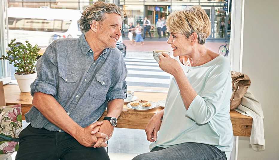 A couple drinking coffee 