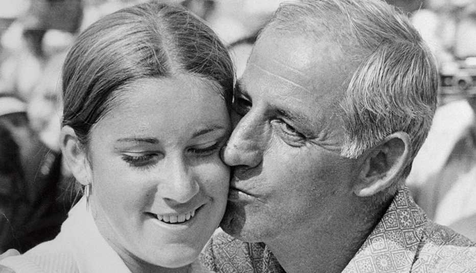 jimmy everts kisses chris evert on the cheek