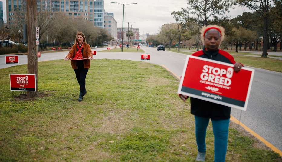 Volunteers in South Carolina put signs down along the road Volunteers in South Carolina put signs down along the road