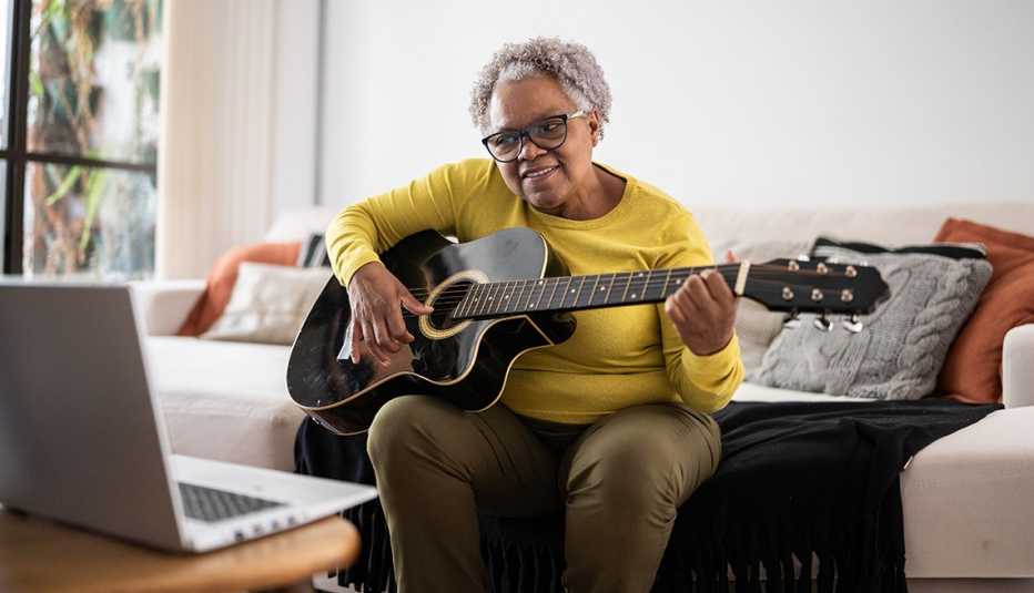 a woman is playing the guitar