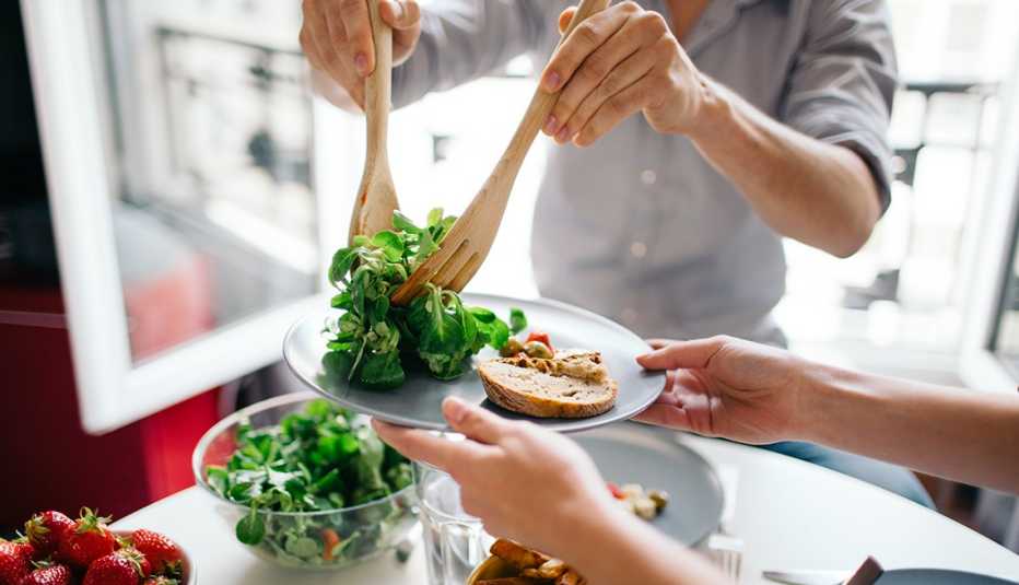 a couple eating leafy greens for bone health a couple eating leafy greens for bone health